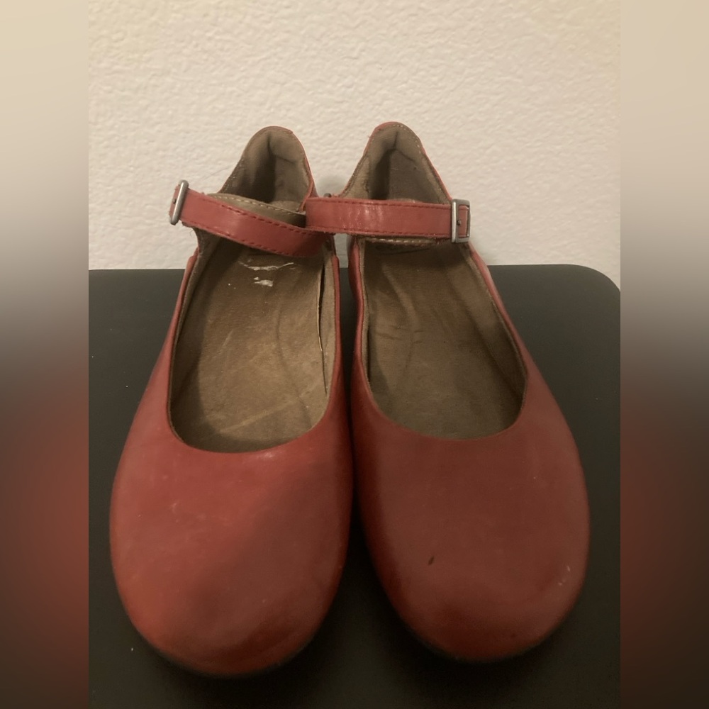 Earth Women's Red Mary Jane Flats. Size 10M.